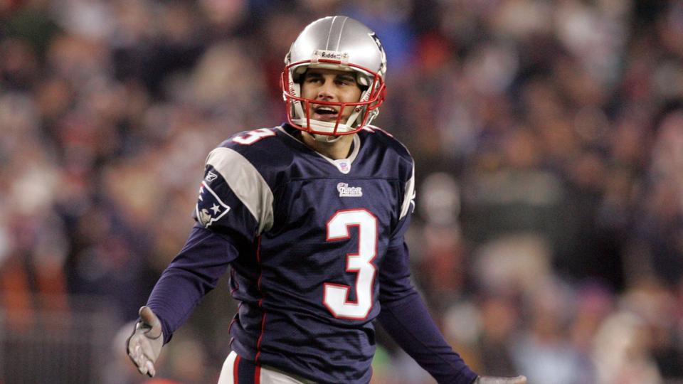 New England Patriots kicker Stephen Gostkowski reacts to his missed field goal in the third quarter against the Philadelphia Eagles at Gillette Stadium in Foxborough, Massachusetts on Sunday, November 25, 2007. (Barbara Johnston/Philadelphia Inquirer/MCT)
