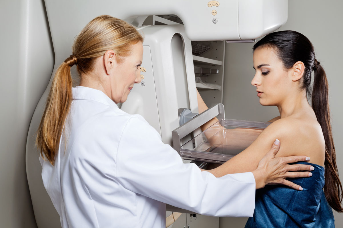 doctor-mammogram-screening