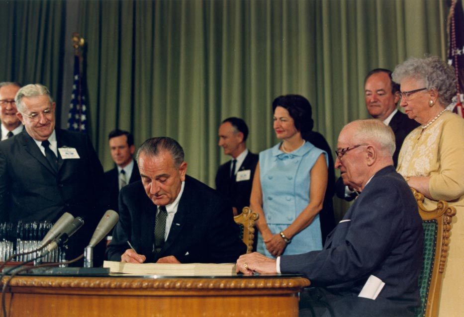 President-Lyndon-Johnson-signs-the-Medicare-Bill