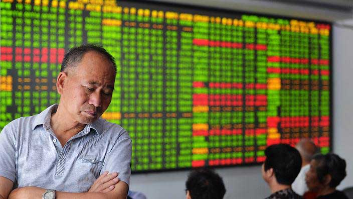 A concerned Chinese investor looks at prices of shares at a stock brokerage house in Hangzhou city, east China's Zhejiang province. (AAP)