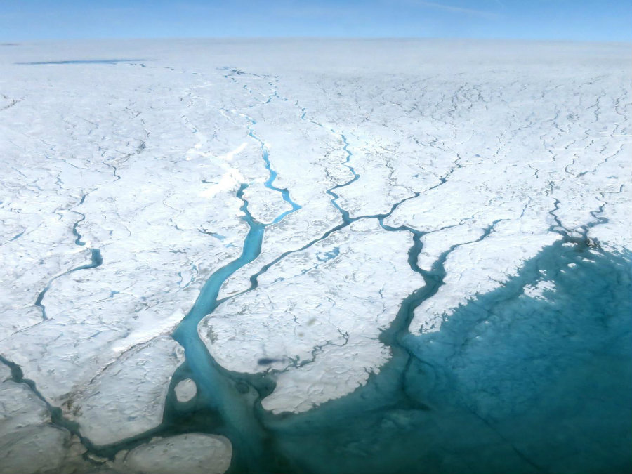 Toxic material coming from an abandoned US military base in Greenland will probably be exposed by the end of the century due to Climate Change. Photo credit: Maria-José Viñas / NASA Earth Science News Team / Phys.org