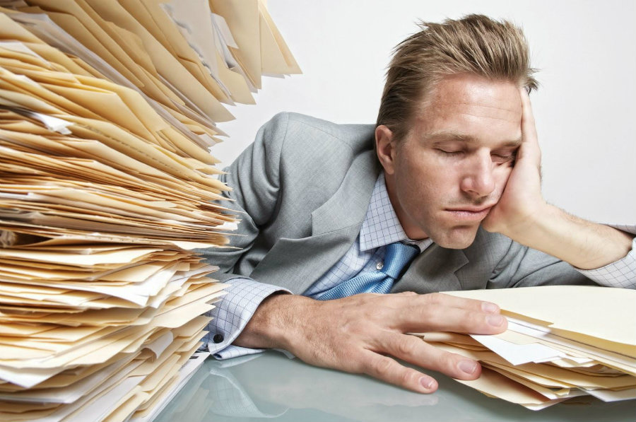 People who sleep for only six hours a night lost 2.4 percent in productivity. Photo credit: Life Hack