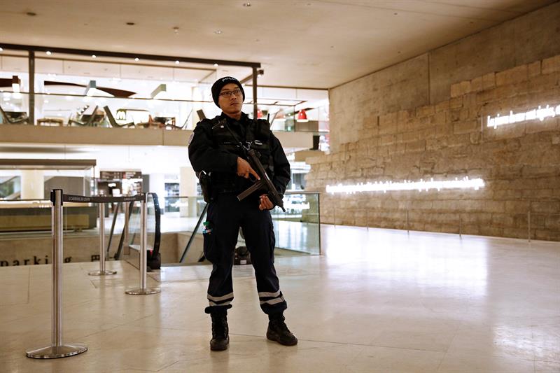 Paris, Louvre, Machete