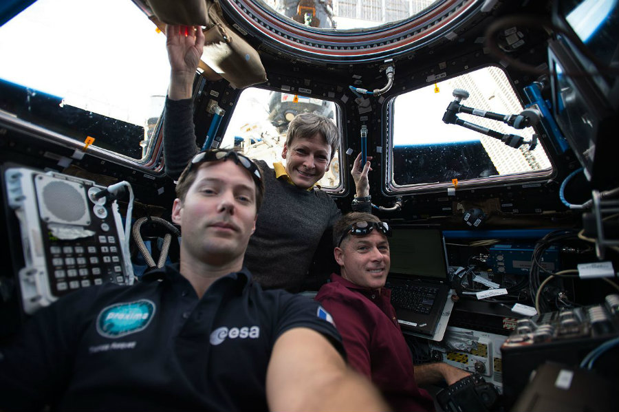 Astronauts Thomas Pesquet (left) and Shane Kimbrough (right), along with Peggy Whitson. Image credit: NASA / Wikimedia Commons
