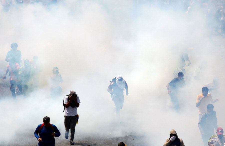 The National Guard, a military government entity, threw tear gas and rubber bullets to peaceful demonstrators, injuring dozens of people. Reuters / Christian Veron / Noticias al día y a la hora