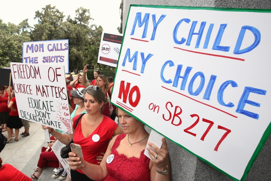 California protesters against SB 277, which requires schoolchildren to get vaccinated. Image credit: Rich Pedroncelli / AP