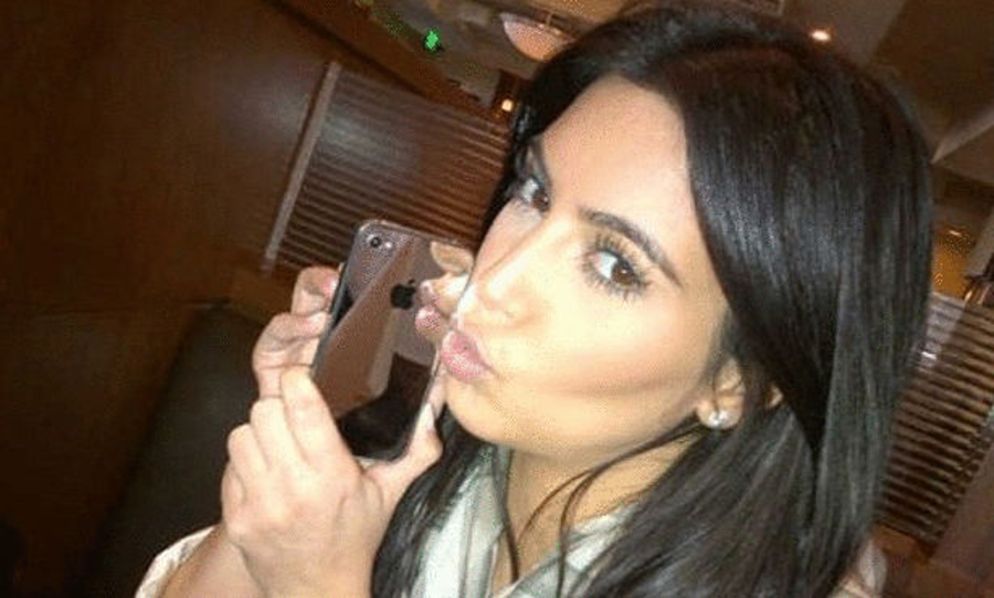Kim Kardashian with her mirror-case iPhone. Image Credit: mas univers