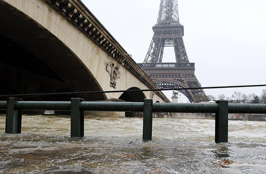 Seine flooding in Paris, Great Flood in 1910, The Louvre Museum closed its lower floor