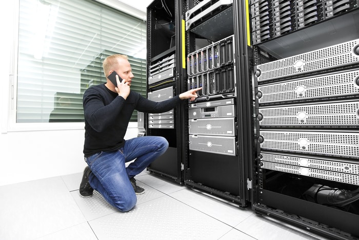 IT Consultant Monitoring Servers