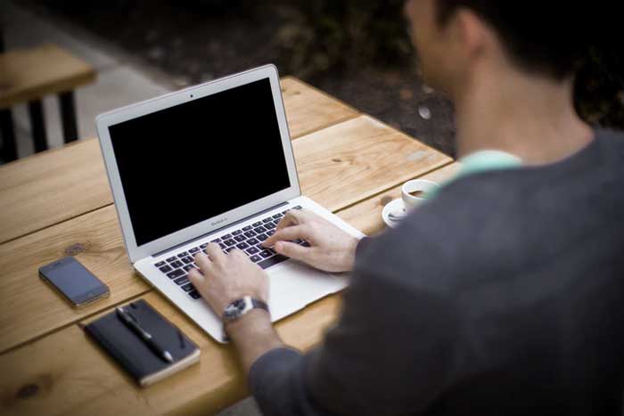 How to Maintain Better Posture Throughout the Day
